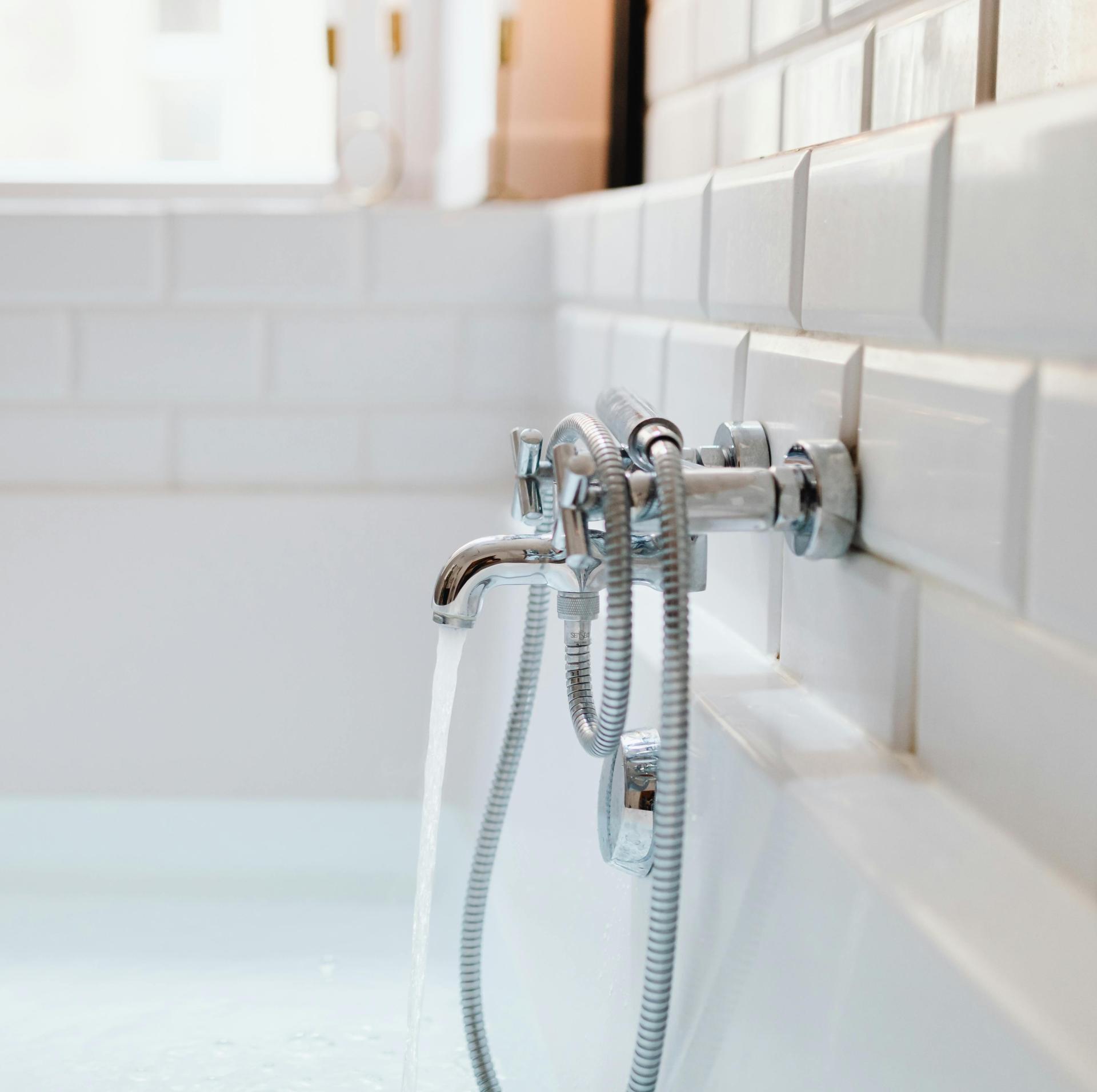 Problèmes de plomberie : fuites, chasses d'eau, bouchons